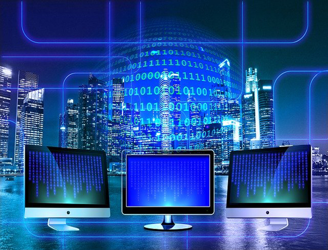 Imagens de monitores e código binário - Crédito: Pixabay