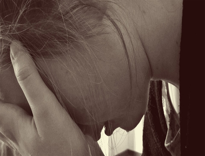 Mulher desesperada chora com mos na cabea - Crdito da foto: Pixabay